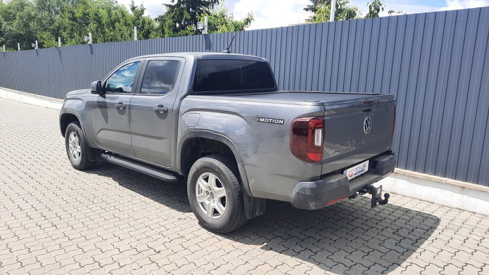 A lökhárító görgő, a platóbélés és az oldalküszöb felszerelése a Volkswagen Amarok 2024-re