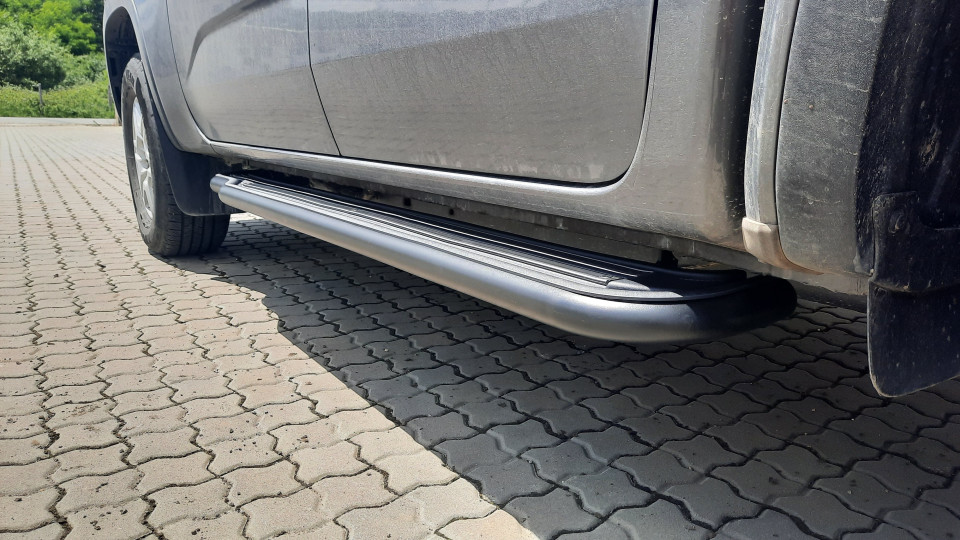 Roll Cover, bed liner, side steps installed on Volkswagen Amarok 2024