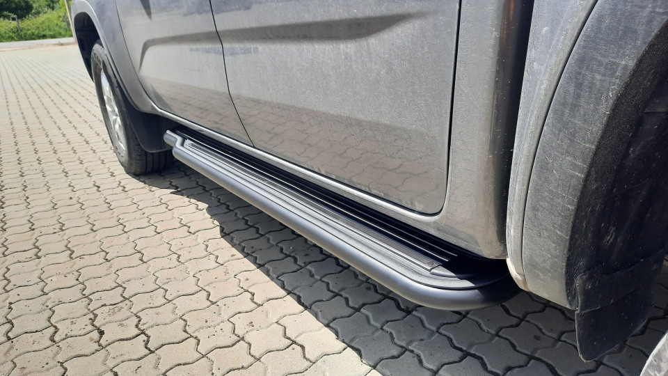 A lökhárító görgő, a platóbélés és az oldalküszöb felszerelése a Volkswagen Amarok 2024-re