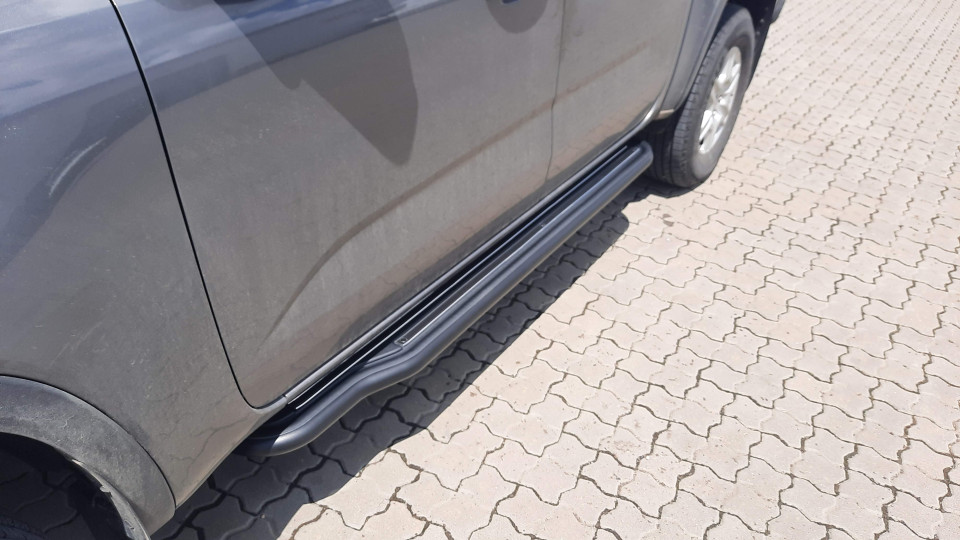 A lökhárító görgő, a platóbélés és az oldalküszöb felszerelése a Volkswagen Amarok 2024-re