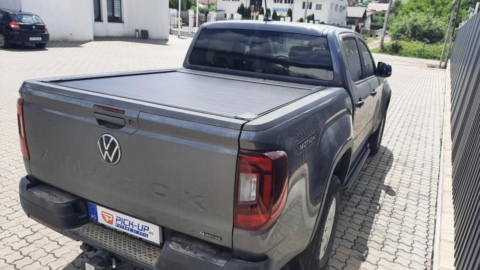 A lökhárító görgő, a platóbélés és az oldalküszöb felszerelése a Volkswagen Amarok 2024-re
