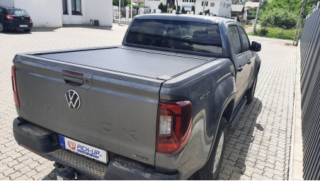 A lökhárító görgő, a platóbélés és az oldalküszöb felszerelése a Volkswagen Amarok 2024-re