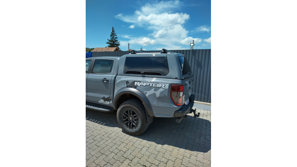 Keménytetős telepítés a 2021-es Ford Ranger Raptorra