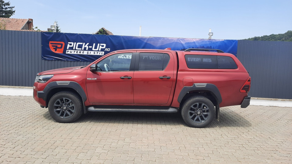 Canopy installed on Toyota Hilux 2024