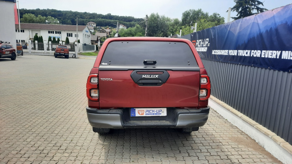Keménytető / Felépítmény beszerelés a Toyota Hilux 2024-re
