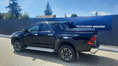 Fedő típusú csomagtérfedél felszerelése a Toyota Hilux 2021-re