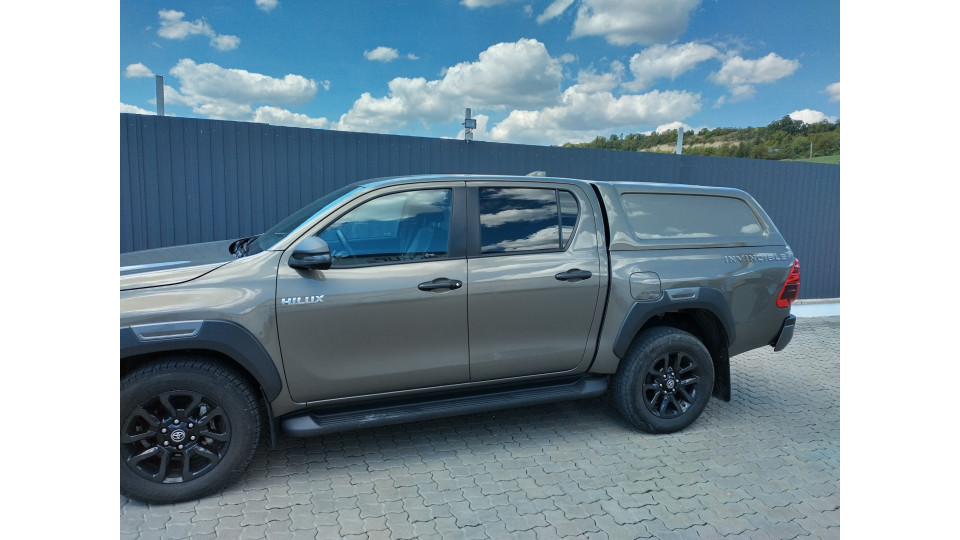 2020 Toyota Hilux keménytető beszerelés