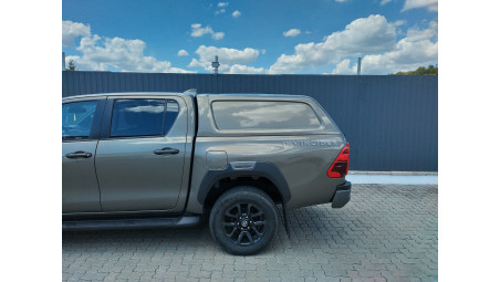 2020 Toyota Hilux keménytető beszerelés