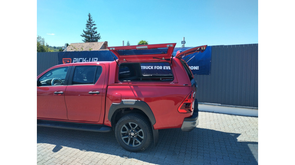 Keménytető és motorháztető platóbélés beszerelése a Toyota Hilux 2020-ra