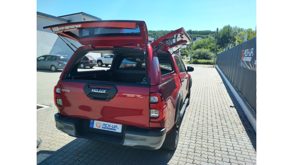 Keménytető és motorháztető platóbélés beszerelése a Toyota Hilux 2020-ra