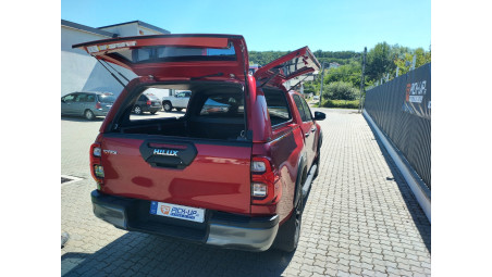 Canopy, bed liner installed on Toyota Hilux 2020