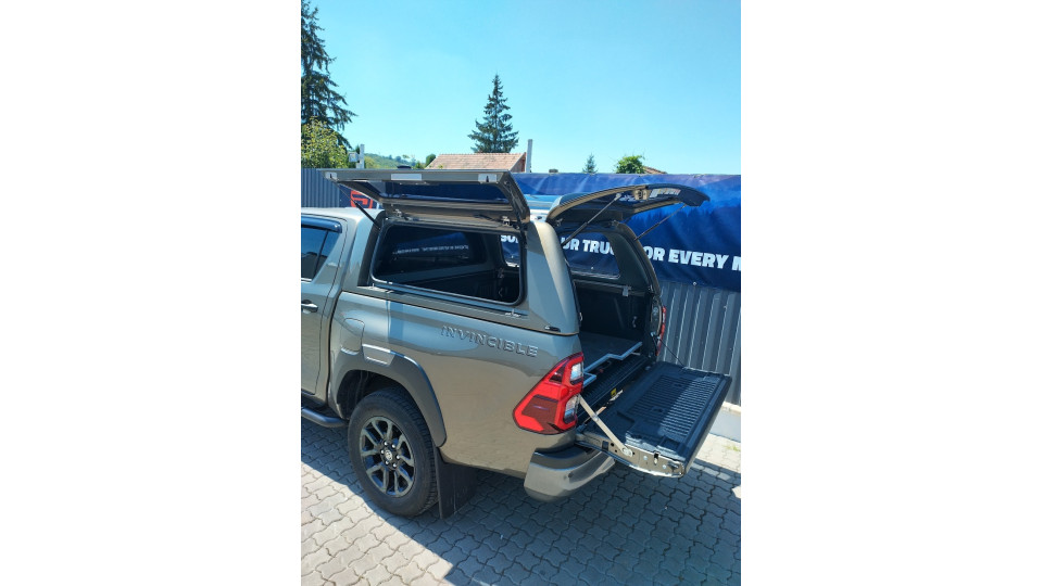 Keménytető / Felépítmény telepítés a Toyota Hilux 2020-ra