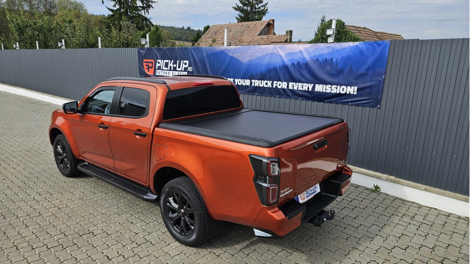Montage Laderaum-Rollo auf Isuzu D-Max 2020