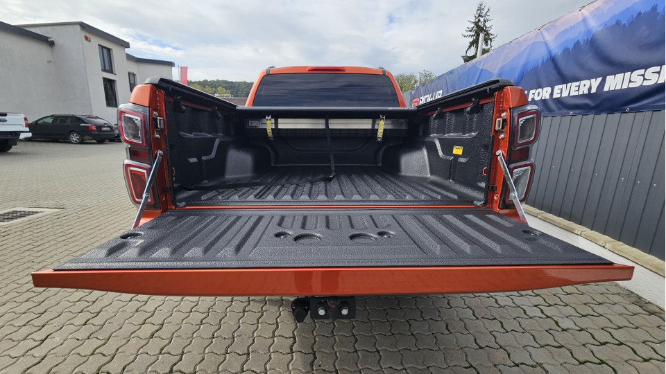 Montage Laderaum-Rollo auf Isuzu D-Max 2020