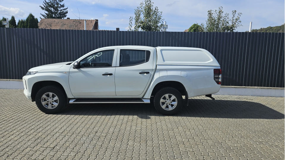 Keménytető és platóbélés beszerelése a Mitsubishi L200 2020-ra