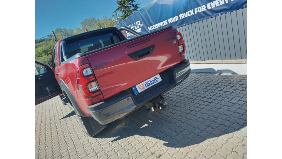 Montage Laderaum-Rollo und Überrollbügel, Anhängerkupplung auf Toyota Hilux 2020