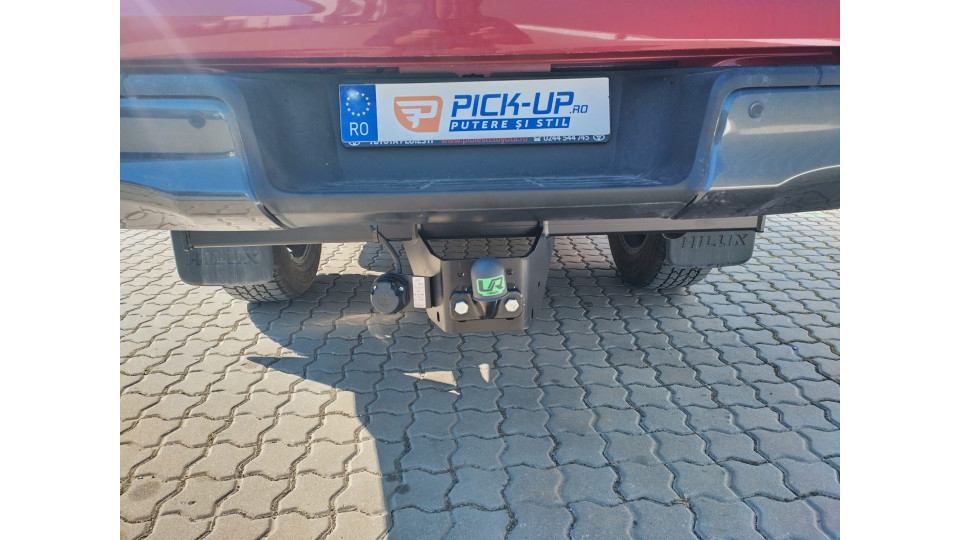 Montage Laderaum-Rollo und Überrollbügel, Anhängerkupplung auf Toyota Hilux 2020
