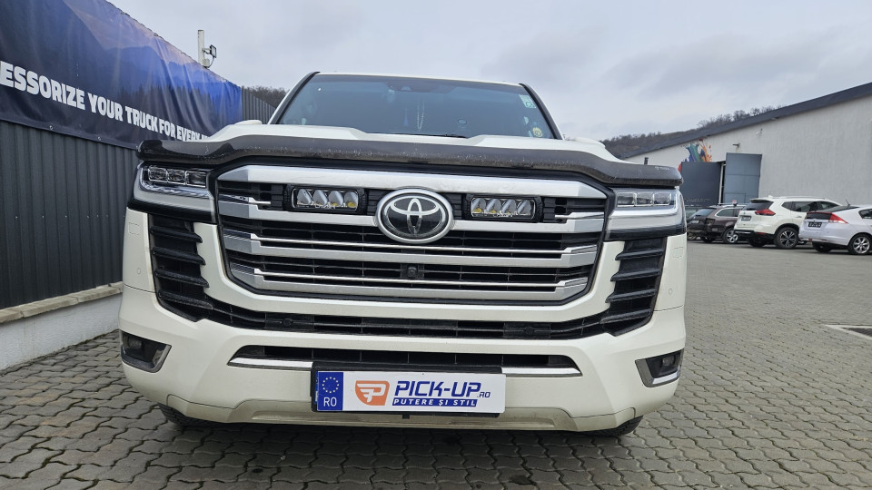 Hood guard, spot light installed on Toyota Land Cruiser 