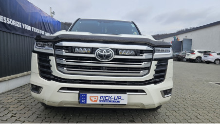 Hood guard, spot light installed on Toyota Land Cruiser 
