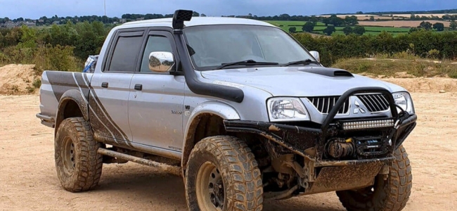 Mitsubishi L200 din 2005 cu putere Lexus V8 sub capotă