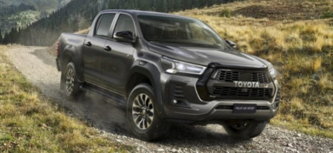 Noul Toyota Hilux GR este inspirat din modelele sport prezente la DAKAR